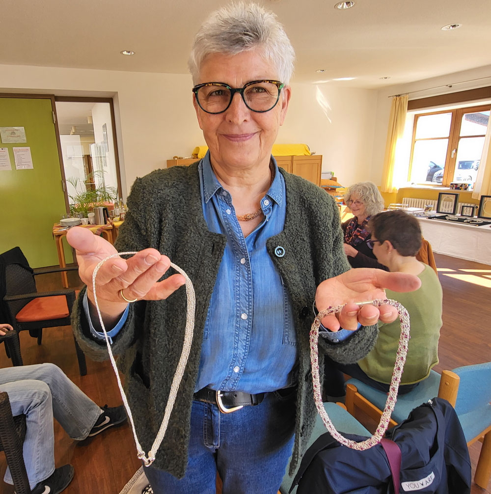 frieda mit ketten bearb
